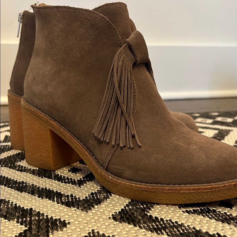UGG Corin Gray Suede Ankle Boots Fringe Bow Women’s Size 8